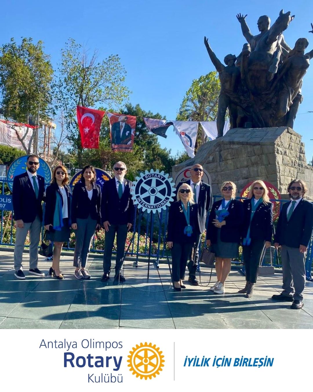 Atatürk Heykeli 'ne Çelenk Sunumu