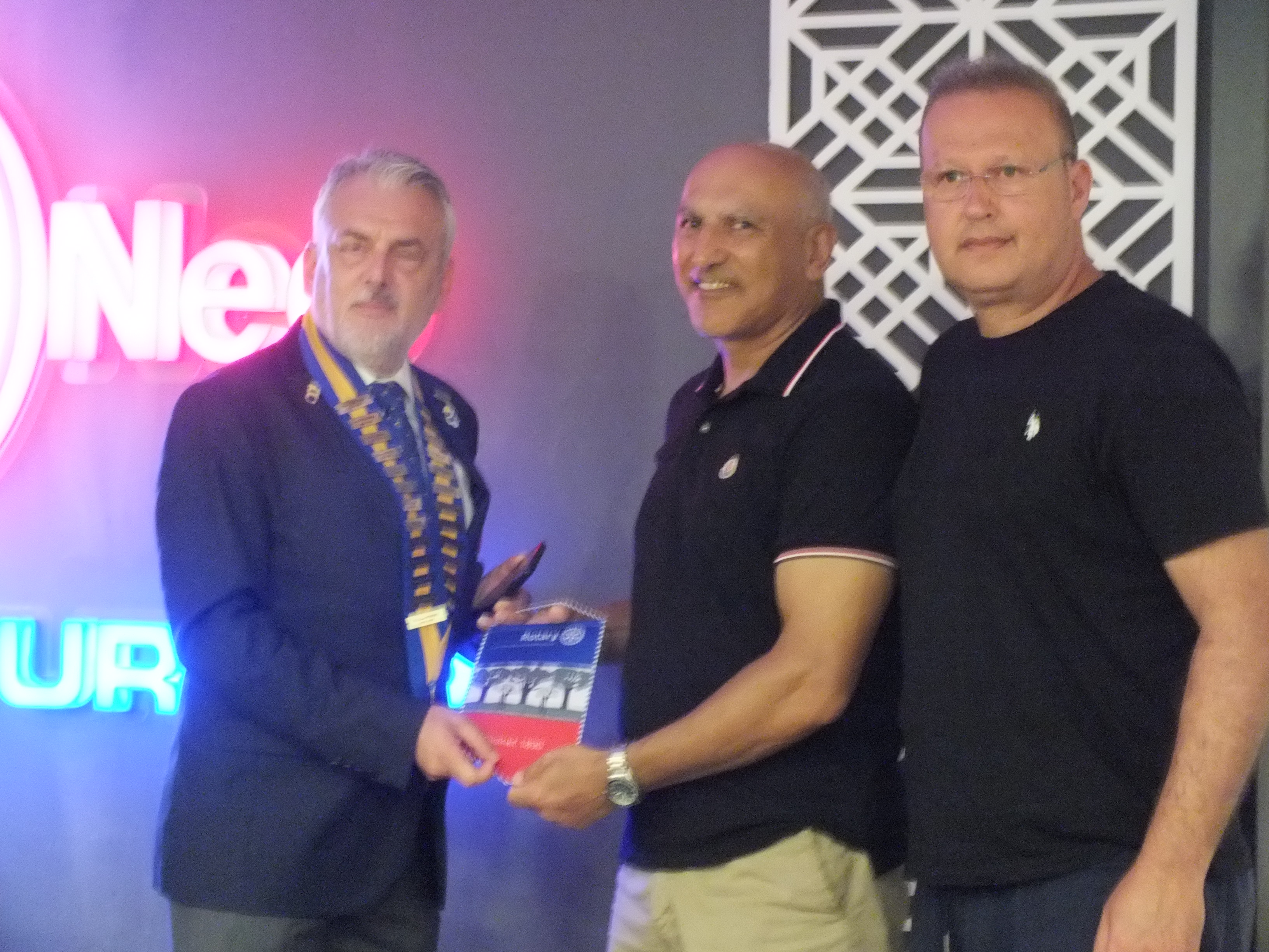  Rendsburg - Mittelholstein RC üyesi Öztürk Işık ile bayrak değişimi